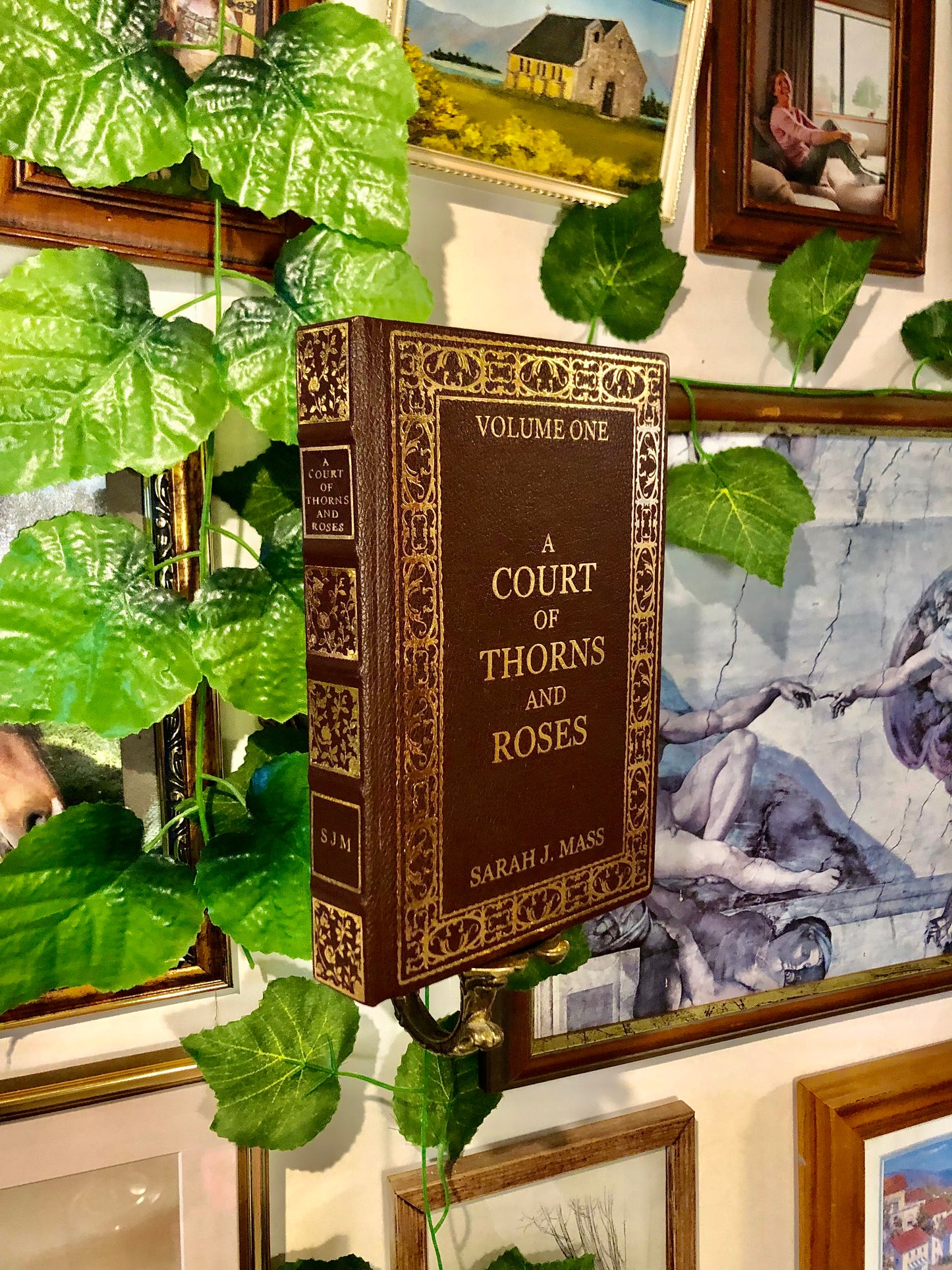 A Court of Thorns and Roses - Leatherbound