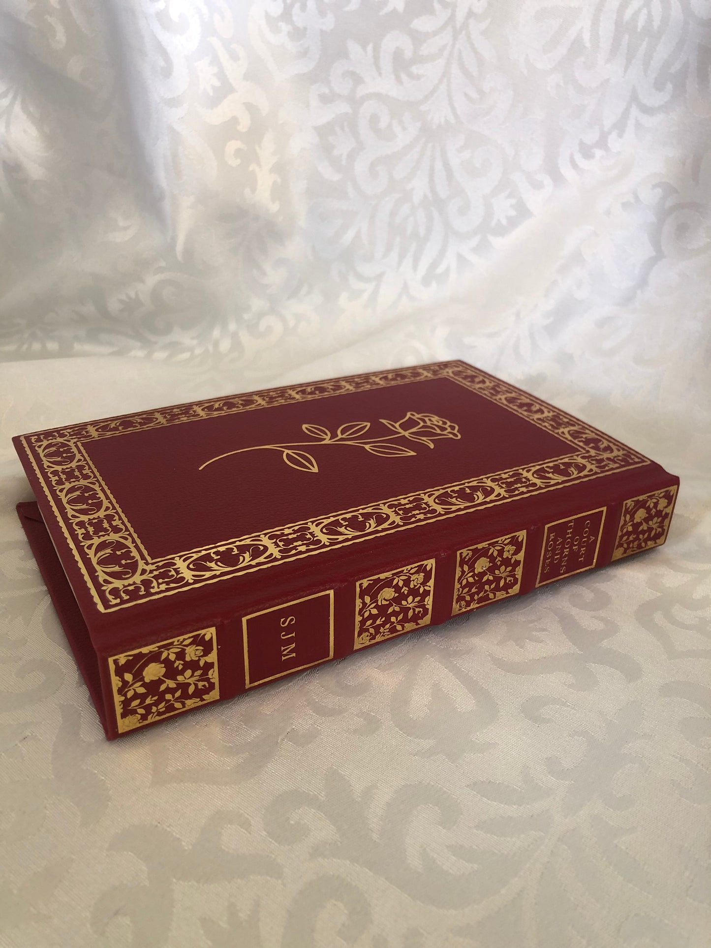 A Court of Thorns and Roses - Leatherbound