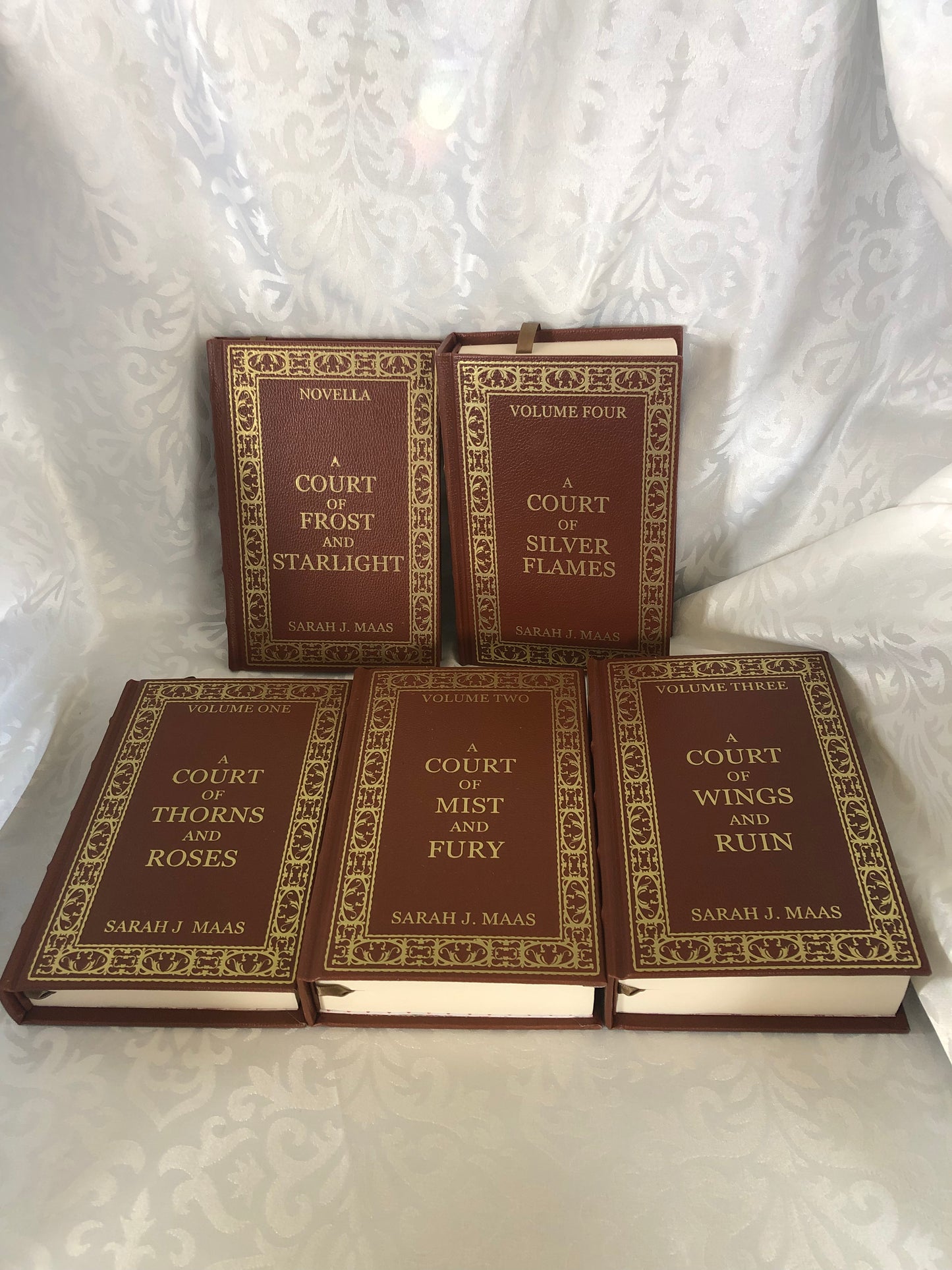 A Court of Thorns and Roses - Leatherbound