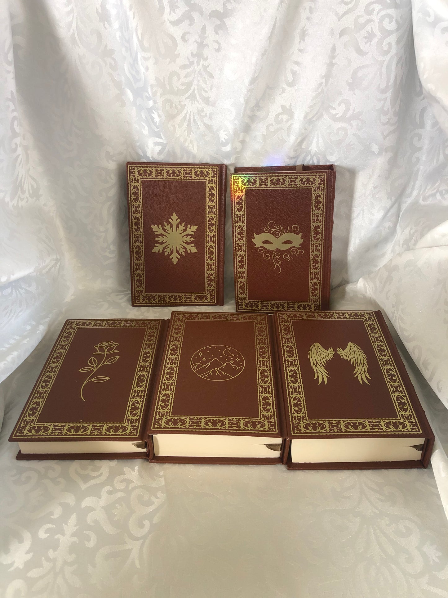 A Court of Thorns and Roses - Leatherbound