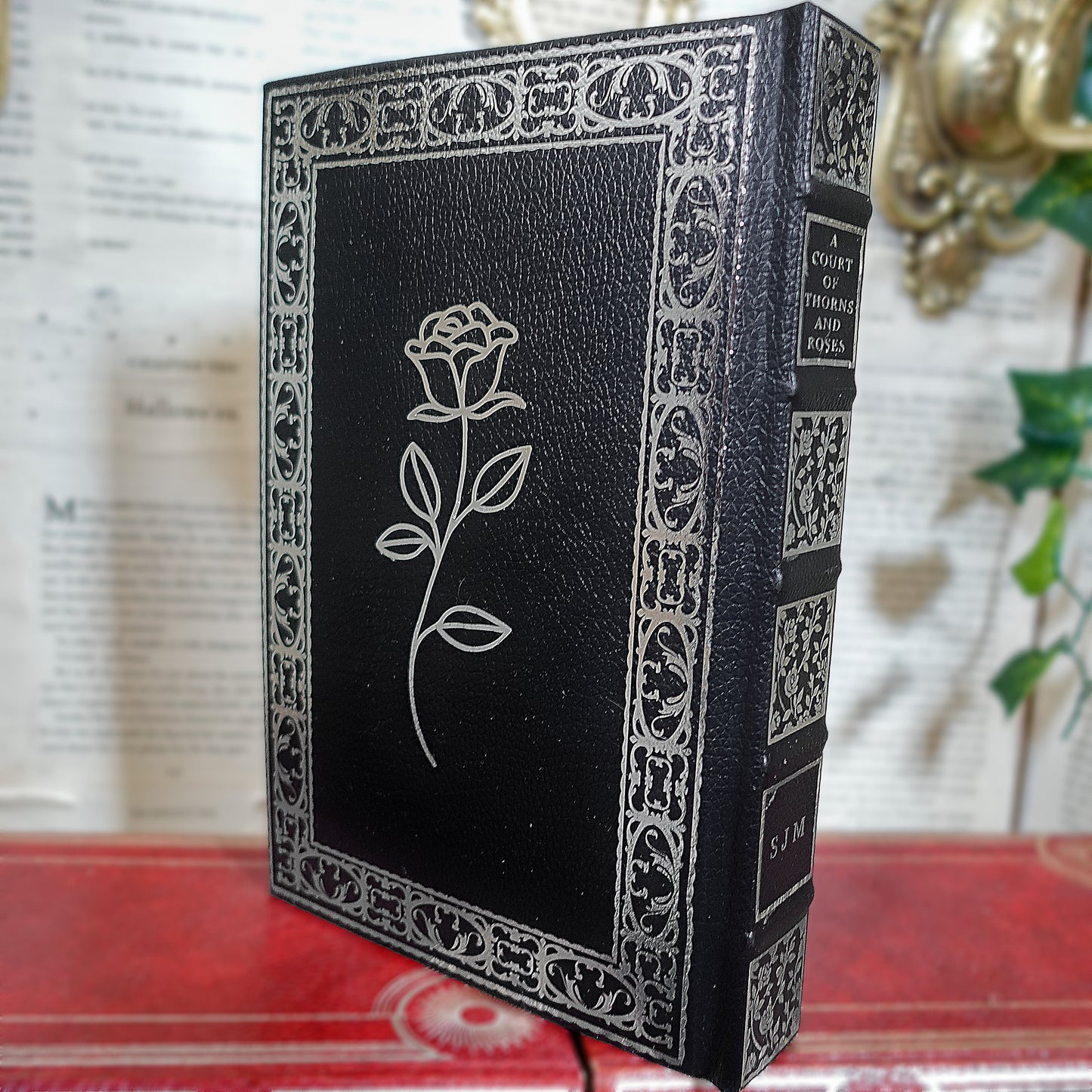 A Court of Thorns and Roses - Leatherbound