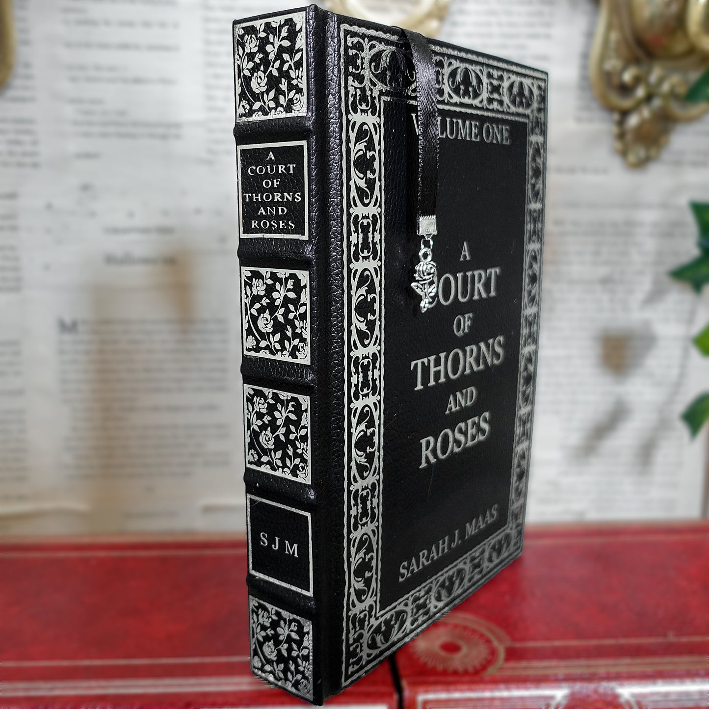 A Court of Thorns and Roses - Leatherbound