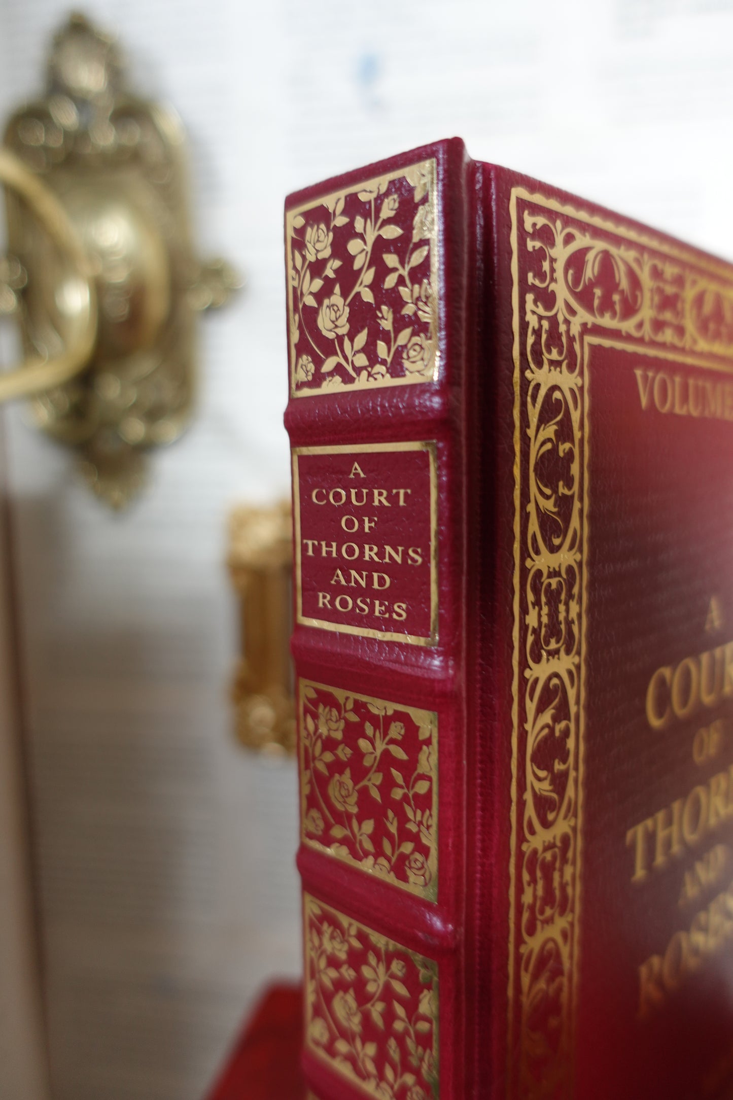 A Court of Thorns and Roses - Leatherbound